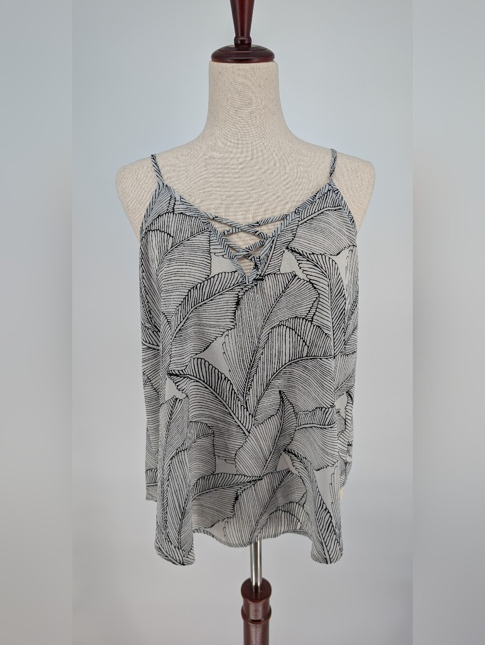Boho Leaf Print Cami Top Women's M Flowy Feminine Vacation Resort Wear Tropical